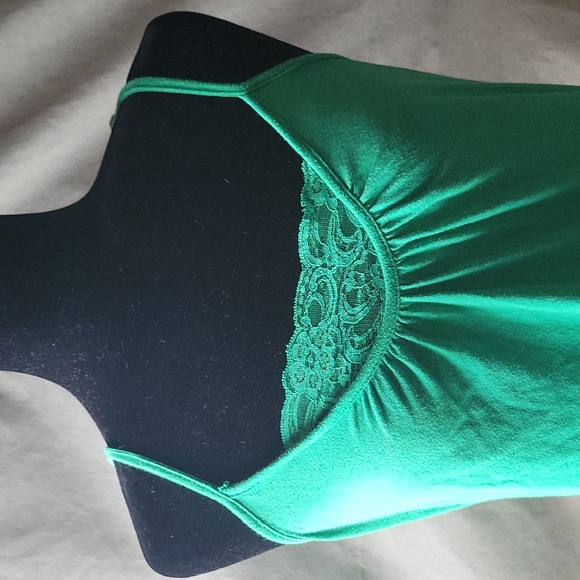 Green top with lace front Large - Picture 3 of 6